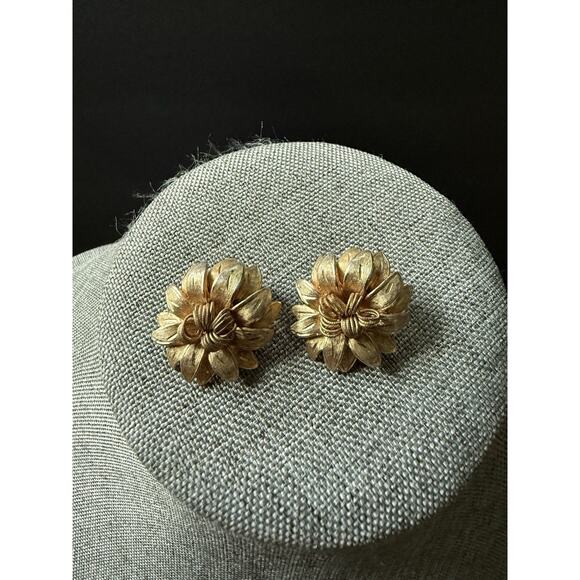 kramer Jewelry - Kramer Vintage Floral Clip On Earrings Gold Tone Capsule Career Cocktail Classic